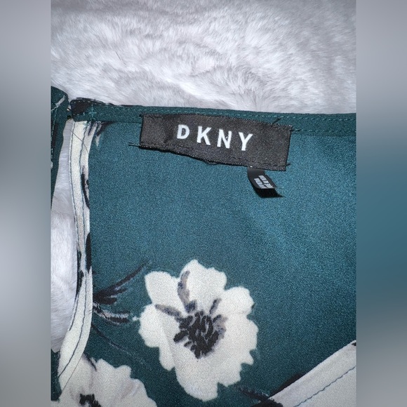 6/$15 Bundle Sale: EUC DKNY Floral Scoop Neck Sleeveless Top - Picture 4 of 7